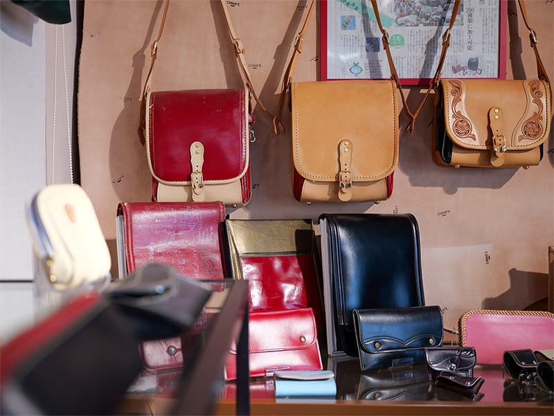 ランドセルリメイク・レザー製品の専門店カナーズ・ジャパン|オーダーメイドの"フロントページ_ランドセルリメイクのアイテムや店内のイメージ"画像です。